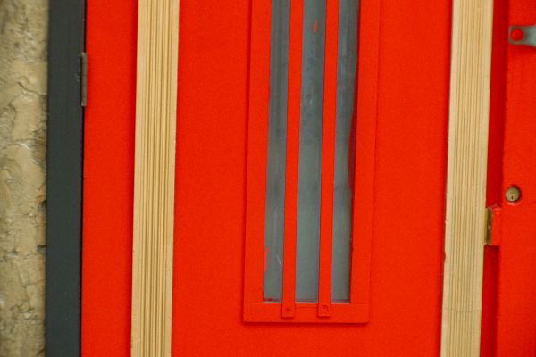 5 astuces pour renforcer l'étanchéité de votre porte avec la bande isolante